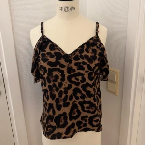 Leopardmönstrad blus /topp XS - Snygg blus med leopardmönster i brunt och svart, offshoulder med tunna axelband och v-ringning. Luftigt tyg som känns skönt mot huden. Kan hämtas på Hägerstensåsen i Stockholm 🐆