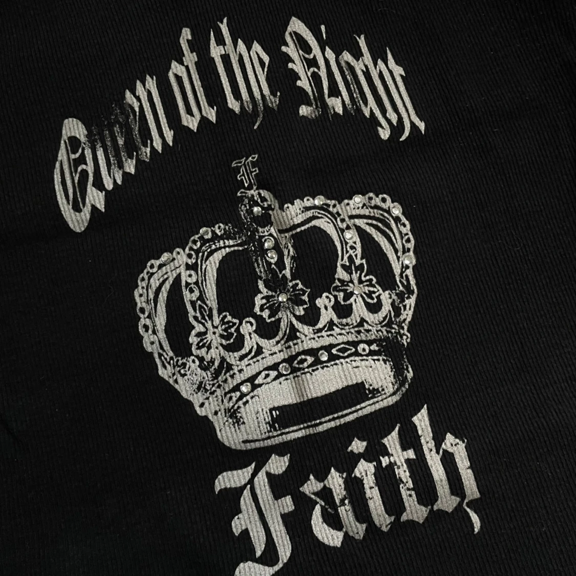 Svart ribbad linnetopp med silver tryck och strass stenar  - 1