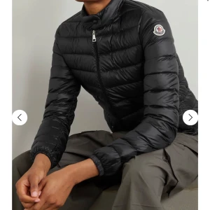 Svart dunjacka från Moncler, storlek S - Svart dunjacka från Moncler med klassisk quiltad design och hög krage. Jackan är i nyskick. Storlek S. Kvitto finns kvar. Nypris:7700kr. Priset kan diskuteras vid snabbaffär
