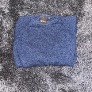 Blå stickad tröja från Oscar Jacobson - Snygg marinblåblå stickad tröja från Oscar Jacobson i klassisk modell, storlek XS. Passar dig som är runt 170-175cm . Perfekt för dig som gillar stilrena och enkla plagg med diskret broderad logga vid nederkanten. Hör gärna av dig om funderingar!😁Nypris 1499kr 