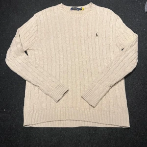 Stickad Ralph Lauren tröja - Säljer denna riktigt feta beiga Ralph lauren tröjan. Tröjan är i storlek M och är endast använd ett fåtal gånger! Tveka inte med frågor!