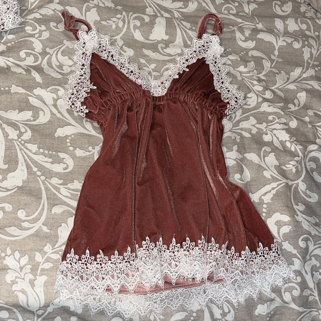 Rosa pyjamas set med vita spetsdetaljer