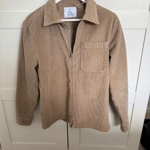 Overshirt - Bläck - Overshirt från Bläck i nyskick. Endast använd fåtal gånger. Nypris 900.