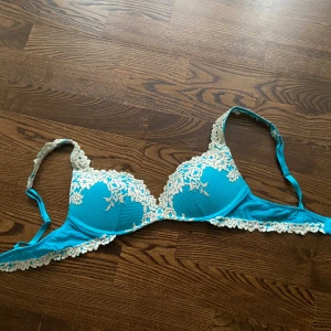 Turkos BH från intimissimi - Säljer denna eftersom den inte kommer till användning. Storleken är 75C! Pris går att diskuteras🥰