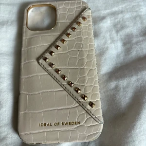 Mobilskal med kort (iDeal of Sweden) - Snyggt beige skinn skal med kort hållare från Ideal of Sweden. Skalet är slitet i kanterna (se bild 4 & 5). Skalet är magnetiskt. Nypris ca 600kr. Går att prova prisförslag då jag vill få alla skal sålda pga ny telefon🤗 