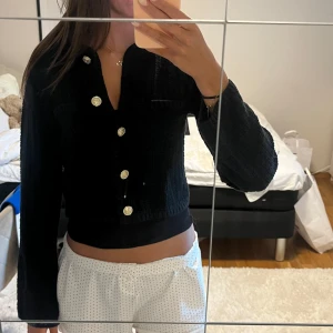 Stickad tröja - Mörk blå stickad tröja från HM, utan några slitningar alls. Säljer den pågrund av att den har blivit för liten💕💕