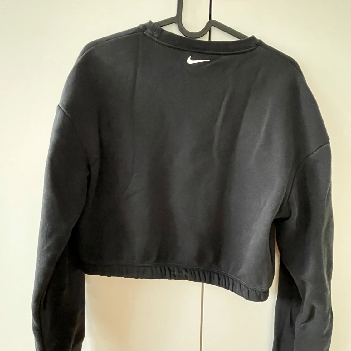 Svart croppad Nike sweatshirt XS - 1