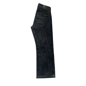 Nudie Jeans Sleepy Sixten Selvedge - Nudie Sleepy Sixten i selvedge tillverkade i Italien. Dessa har fått en del snygga fades men har fortfarande mycket utrymme att forma sig efter nästa ägare! Passformen är regular/straight och har en mid-rise. Midja 41,5cm, Ytterben 103,5cm och Benöppning 19cm. Tveka inte att höra av dig om du undrar över något🙌