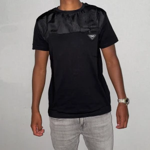 Prada t shirt storlek M - Storlek M. Helt ny. Fin replika med grym kvalitet. Pris: 1100kr först till kvarn 