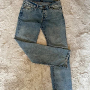 Ljusblå jeans från Montén 30/32 - Hej! Jag säljer nu dessa Montén jeans som inte längre säljs. Dessa jeans har en snygg blå tvätt och passar perfekt till de mesta. Jeansen såldes för 1200kr men jag säljer dem nu för 300. Dessa jeans är sparsamt använda och har några mindre fläckar som lätt kan få bort av tvätt. Jeansen kan bli tvättade innan fraktning. Hör av er vid minsta fundering! Jeansen skickas inom 24h🤩