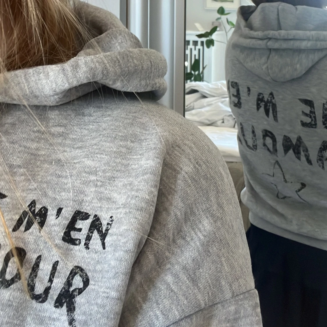 Grå hoodie med tryck och huva - 1