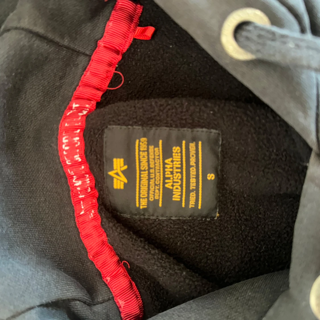 Svart hoodie från Alpha Industries - 2