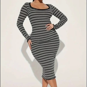 Svartvit randig långärmad klänning - Säljer en svartvit randig klänning med lång ärm och rundad halsringning. Klänningen är figurnära och har en midilängd som framhäver siluetten. Perfekt för dig som gillar en stilren look med lite edge. Materialet är mjukt och stretchigt för skön passform.