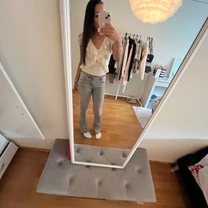Ljusgrå Low waist jeans  - Säljer ett par grå jeans med bootcut-snitt och låg midja. Super snygga och säljer för jag har ett par liknande💗