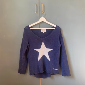 Mörkblå stickad bomullströja - Superfin och mjuk mörkblå bommulströja från Bondelid💕💕 den är i storlek S men skulle även kunna passa M! (Obs:Tröjans ärmar är inte full längd, så de sitter lite längre upp beroende på hur långa armar man har, jag är ca 170 och för mig satt de som 3/4 ärmar.) 