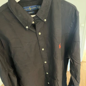 Ralph lauren bundle - 2 skjortor i bra skick, en Storlek XL och en L/XL. Inga fläckar, säljes billigt och bra för resella! 