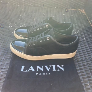 Svarta lanvin cap toe  - Säljer nu dessa Svarta Lanvin cap toe i uk 10 som passar 44, dustbag ingår. Skriv för fler bilder/frågor🙌🏼