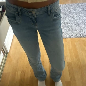 LTB Valerie ljusblå jeans bootcut - Storlek W29 L34. Nypris 800 kr. Säljer ett par ljusblå jeans från LTB, modellen Valerie. De har normal passform och bootcut-ben. Jeansen är lowwais med snygga sömmar. 