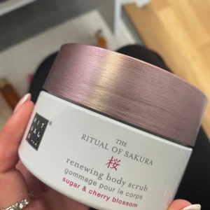 Rituals Sakura Body Scrub 250g - Rituals The Ritual of Sakura renewing body scrub och innehåller 250g. 
