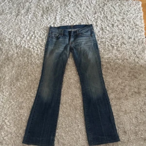 7 for all mankind jeans - Lågmidjade bootcut jeans från 7 for all mankind. Har ingen jeansknapp men går att sy dit. Midjemått rätt över: 38 cm, innerbenslängd: 75 cm