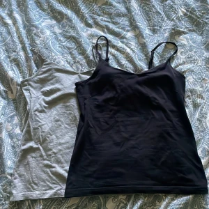 Två linnetoppar från lager 157 - Två linnetoppar från lager 157 i storlek S, en i svart och en i ljusgrå. Båda har smala axelband. Perfekta att matcha med jeans eller shorts, dom är endast testade! Man kan köpa en av dom om man vill, 1 kostar 35kr. skriv till mig innan så fixar jag💗