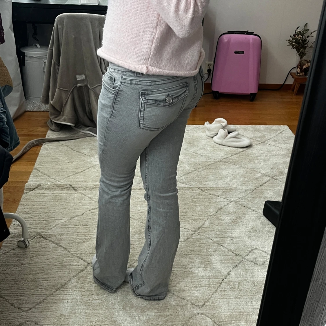 Bootcut ljusgrå jeans med fickdetaljer - 2