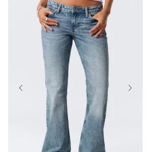 Weekday bootcut jeans  - Säljer ett par weekday utsvänga jeans i ljusblå tvätt. De har låg midja och är knappt använda. Storlek 29 men passar mig som har 27-28. 32 i längd, är 169 och sitter perfekt 🩵