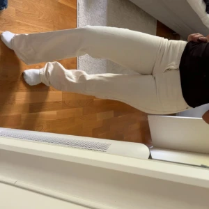 Vita/beiga raka jeans med hög midja - Snygga vita/beiga jeans med rak modell och hög midja. De är lite vikta och mörka vid slutet av byxorna med absolut inget man tänker på💗