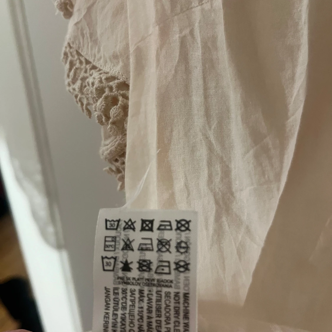 Beige blus med spets från Mango - 3