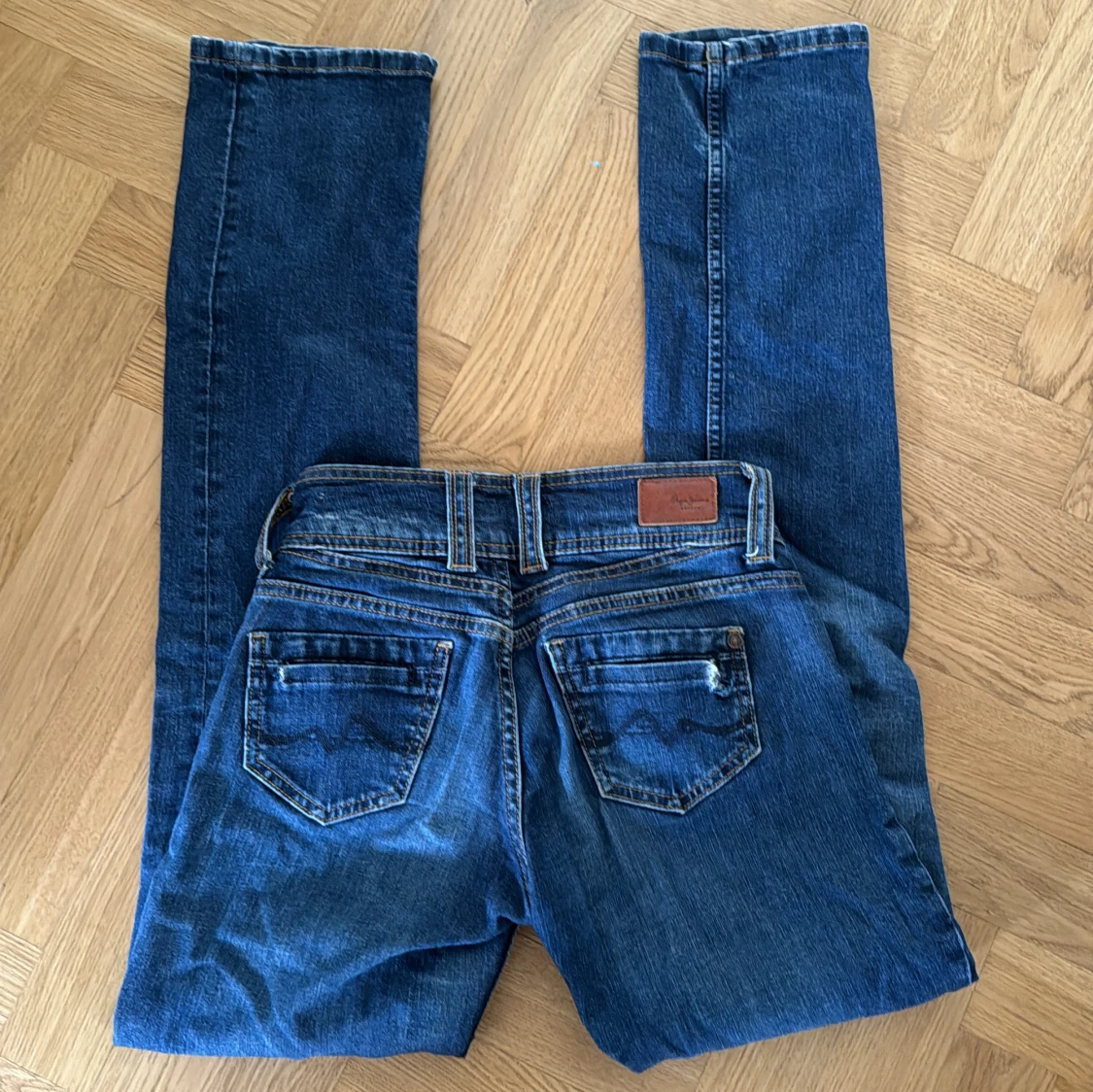 Blå jeans med dubbla knappar och låg midja - 2