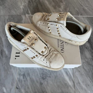 Valentino Rockstud skor  - Valentino Rockstud - Skick: Bra skick, gått upp lite i sidan, hälen och nya innersulor - Tillbehör: Valentino kort - Nypris: 6000kr - TrendWardrobe
