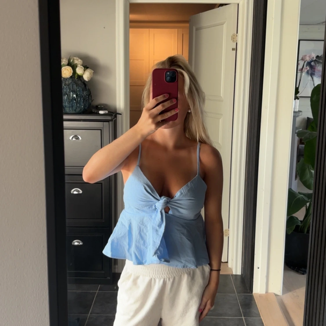 Ljusblå linnetopp med knyt