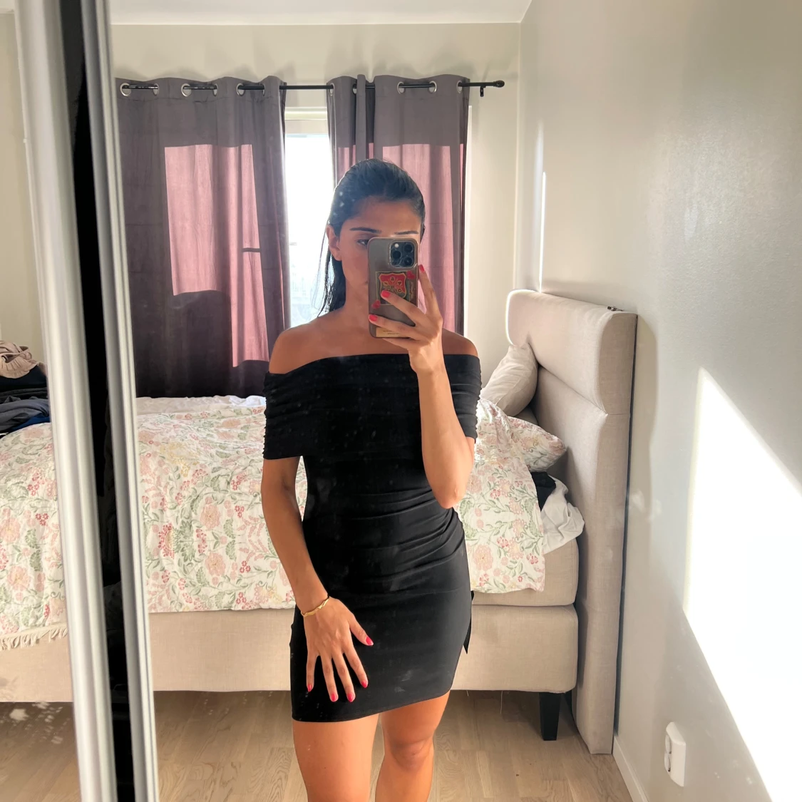 Svart offshoulder kortklänning