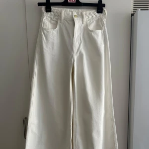 Vita byxor från hm - Nya byxor från hm - flätade vid sidan 
