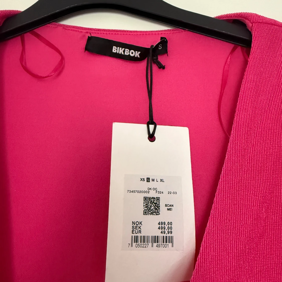 Rosa klänning från BikBok med etikett  - 1