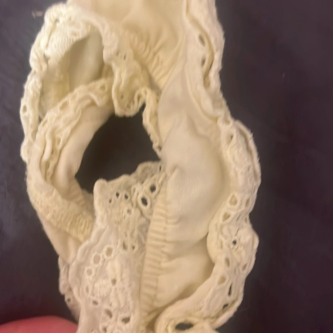 ljusgul linnetopp med spets från NLY Trend - 3