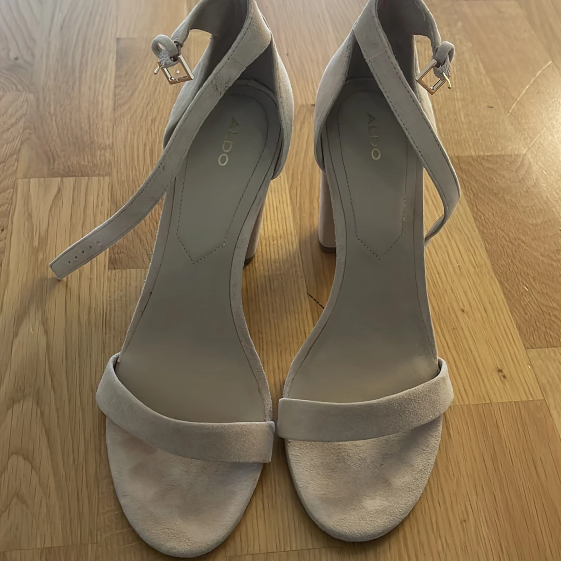 Beige klackade sandaler från ALDO