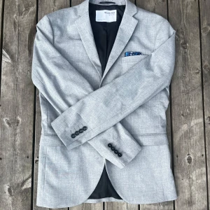 Ljusgrå kostym - 🤵✨ Säljer en snygg ljusgrå kostym från Selected Homme 👌 Perfekt för dig som vill ha en stilren & modern look till fest, jobb eller bröllop.  👔 Kavaj: Två knappar, fickor & en tidlös passform. 📏 Storlek: 	•	Kavaj passar S (och troligen även M) 	 En kostym som kombinerar stil, komfort & kvalitet – redo att bäras vidare! Priset är diskerbart bara hör av dig för vad du
