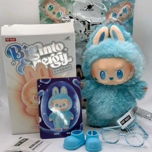 Pop Mart Labubu Hope Big Into Energy-Äkta med kod - Jättesöta turkosa Labubun Hope från Pop Mart med streckkod både på sin egen etikett och på boxen Du kan själv scanna koden på hennes etikett och verifiera på Pop Marts sida Hon har vridbart huvud, fötter och böjbara armar Hope får oxå med sig sitt kort, ett par matchande blåa skor & ett par coola blå transparenta glasögon Allt är nytt i jättebra skick! Kartong & påse är dock öppnade