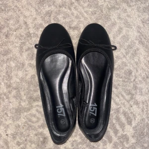 Svarta ballerinaskor med rosett  - Säljer mina superfina ballerina skor från lager 157 då de inte kommer till användning ❤️använda 2 gånger så dom är i väldigt bra skick ❤️