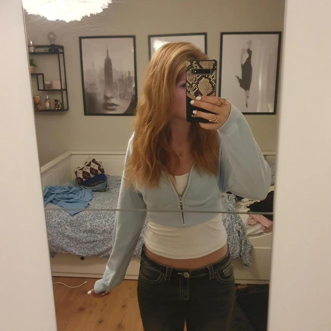 Ljusblå croppad hoodie med dragkedja