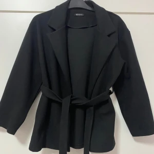 Svart kappa med bälte från Missay - Kappa från Missay (Nordstan, Göteborg) ✨ Använd ca 3 gånger och i jättefint skick utan några defekter. Storlek XS (men ganska stor i storleken). Nypris 379 kr. Priset kan diskuteras 🤗
