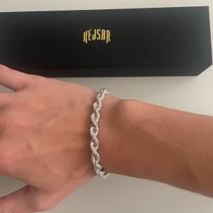 Cordell armband från kejsar  - Snyggt cordell armband i äkta silver från Kejsar. Nästan helt nytt och är i topp skick armbandet är 6mm tjockt och ungefär 20/21cm långt bara att höra av dig vid frågor och funderingar priset är ej hugget i sten 😃