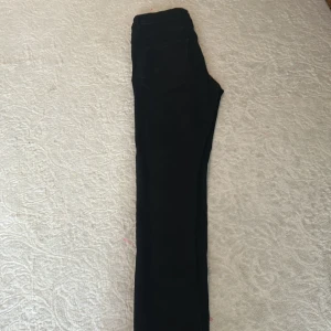 Svarta jeans från FSBN, 30/32 - Svarta jeans från FSBN i klassisk femficksmodell. Jeansen har en rak passform och är tillverkade i ett mjukt bomullsmaterial med lite stretch. Snygga svarta nitar och knappdetaljer. Perfekta till sneakers eller boots.