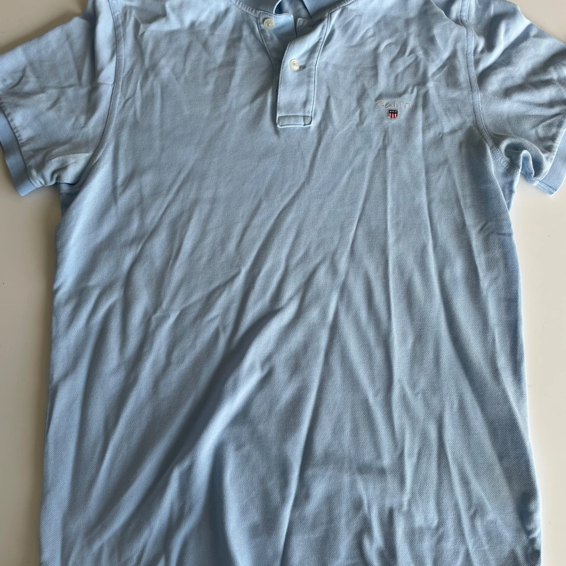 Ljusblå polo t-shirt från Gant