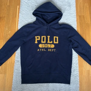 Polo Ralph Lauren hoodie - fint skick | skönt material | fin i trycket | stilren | pris kan diskuteras vid snabb affär 🙌🍂