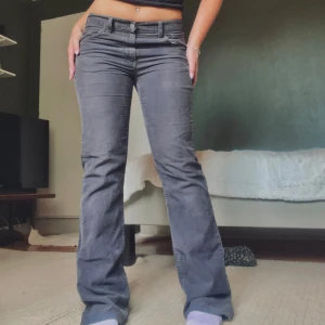 Vintage lowrise jeans - Skitsnygga äkta vintage byxor jag fick av min mamma! 😍😍 Lågmidjade bootcut i manchester tyg. Lite sönder vid fötterna på baksidan och sydda på sidan av benet (som knappt syns) men annars i bra skick! Säljer pga att de tyvärr var lite för långa för min smak. Jag är 165cm 