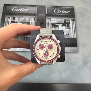 Moonswatch Pluto - Mission to Pluto. (Trippel A) Helt ny, fortfarande i box  Obs! Klockan är 1 till 1  