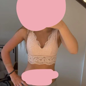 Ljusrosa spetsig linnetopp - Supersöt ljusrosa linnetopp i spets med blommigt mönster och v-ringad hals.💕Tröjan är nästan hel oanvänd och har då inga synliga slitage 😇 Tyvärr vet jag inte stl samt vart den är ifrån, men jag skulle tippa på att stl är Xs.💞