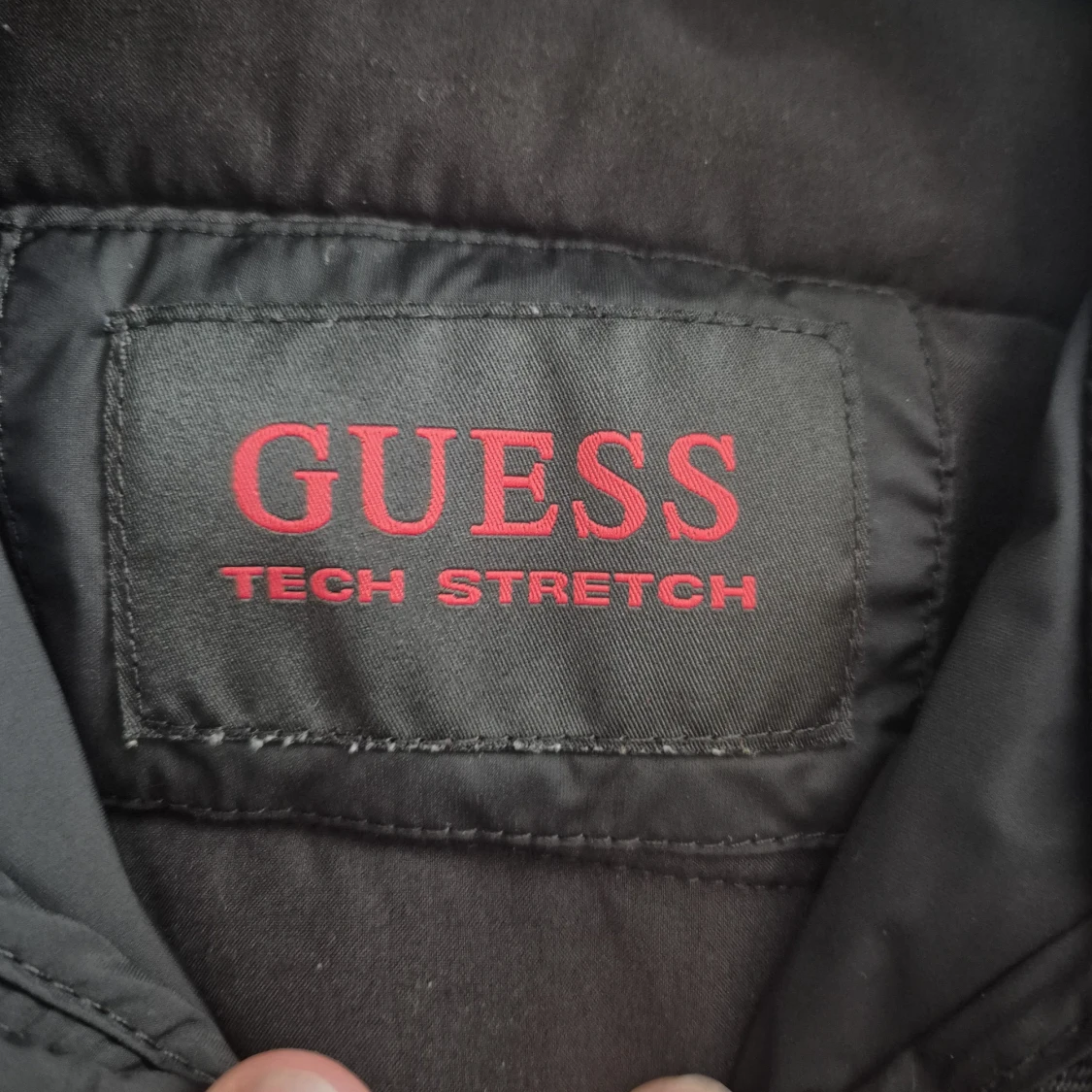 Svart pufferjacka från Guess - 2